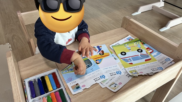 デスクでワークをする子供