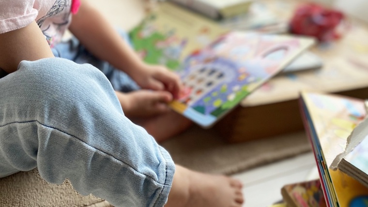 絵本を読む子供