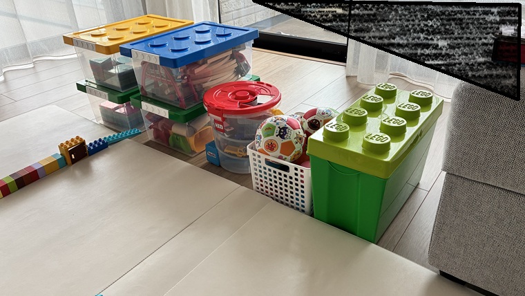 マットの横に並んだおもちゃ