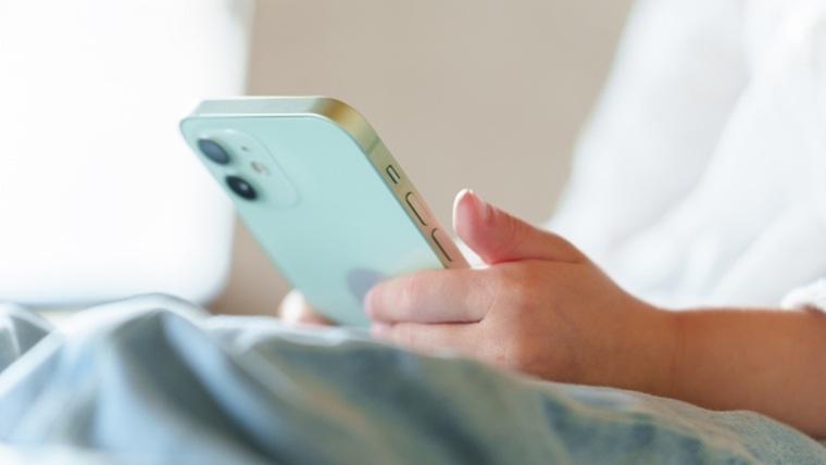 スマホを操作する子供の手