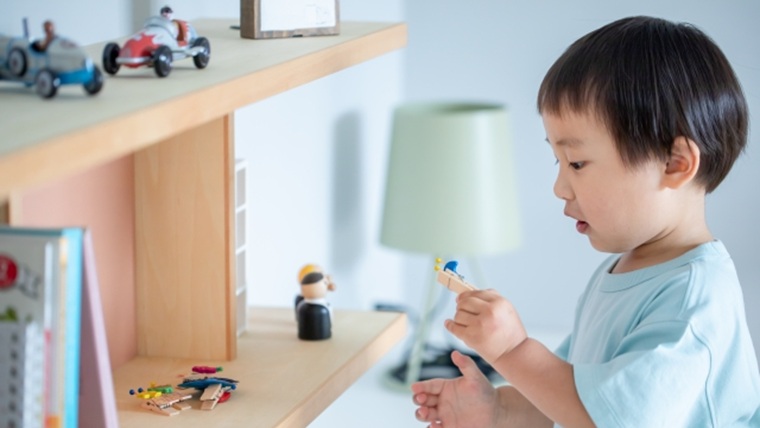 おもちゃで遊ぶ子供