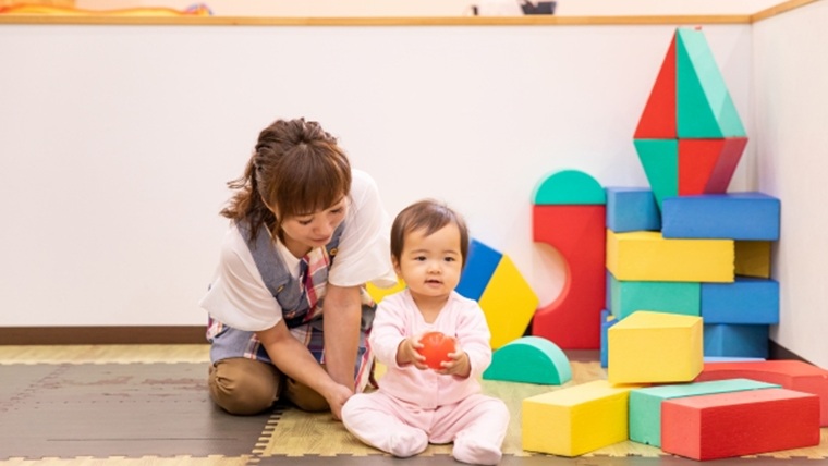 子供に声を掛ける大人