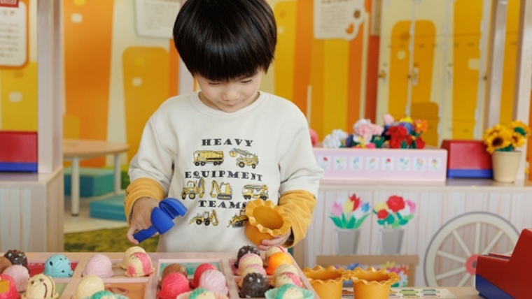 おもちゃで遊ぶ子供