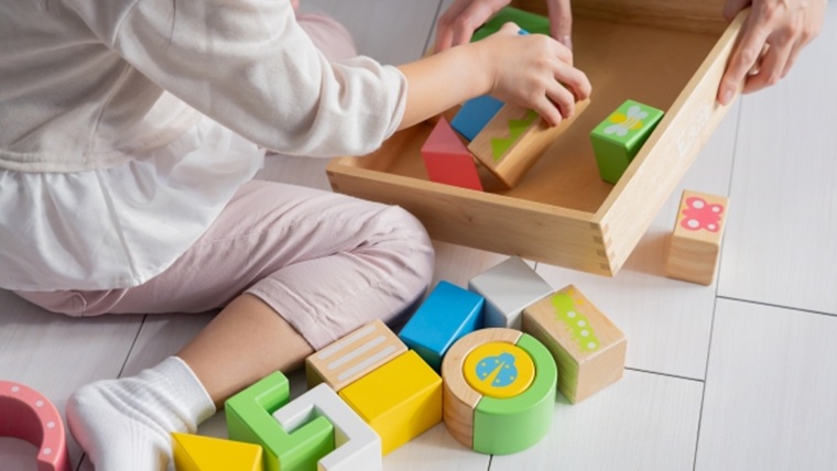 おもちゃで遊ぶ子供