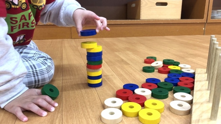 おもちゃで遊ぶ子供