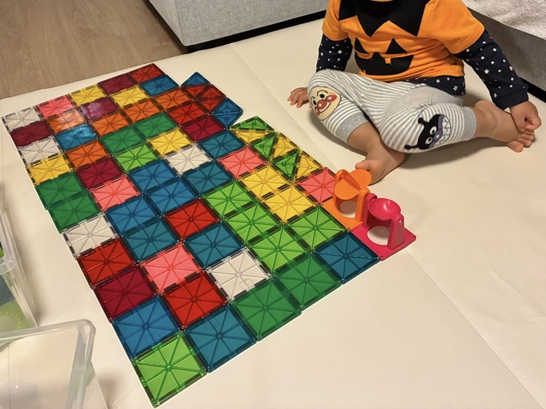 ピタゴラスで遊んでいる子供