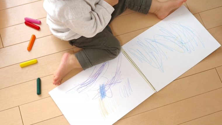 お絵描きをする子ども
